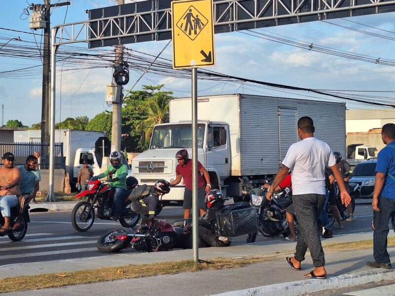 Motociclistas se envolvem em acidente na Zona Leste de Manaus