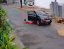 Mulher é arremessada de carro e fica gravemente ferida