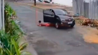 Mulher é arremessada de carro e fica gravemente ferida