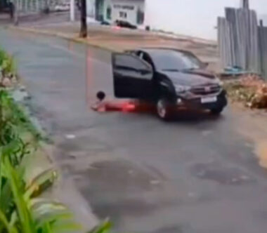 Mulher é arremessada de carro e fica gravemente ferida