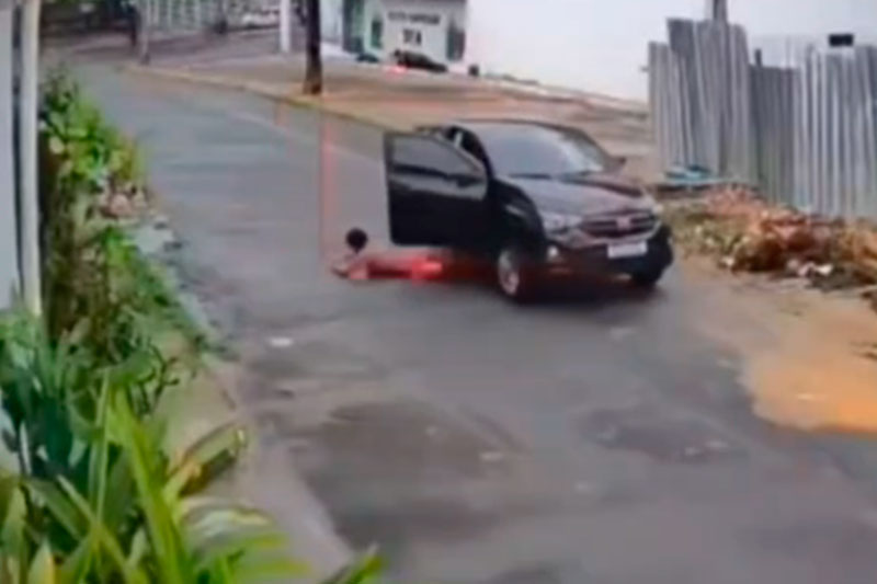 Mulher é arremessada de carro e fica gravemente ferida