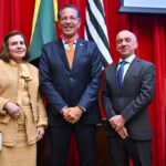 Yara Lins parabenizou o ministro pela homenagem (Foto: Joel Arthus/TCE-AM)