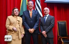 Yara Lins parabenizou o ministro pela homenagem (Foto: Joel Arthus/TCE-AM)