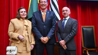 Yara Lins parabenizou o ministro pela homenagem (Foto: Joel Arthus/TCE-AM)