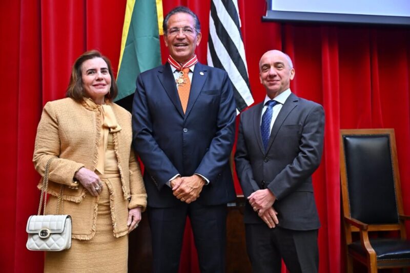 Yara Lins parabenizou o ministro pela homenagem (Foto: Joel Arthus/TCE-AM) Presidente do TCE-AM participa da Semana Jurídica do TCE-SP
