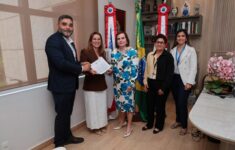 Presidente do TCE-AM recebe relação de gestores com contas irregulares. (Foto: Filipe Jazz/DICOM TCE-AM)
