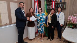 Presidente do TCE-AM recebe relação de gestores com contas irregulares. (Foto: Filipe Jazz/DICOM TCE-AM)