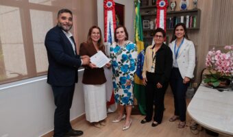 Presidente do TCE-AM recebe relação de gestores com contas irregulares. (Foto: Filipe Jazz/DICOM TCE-AM)