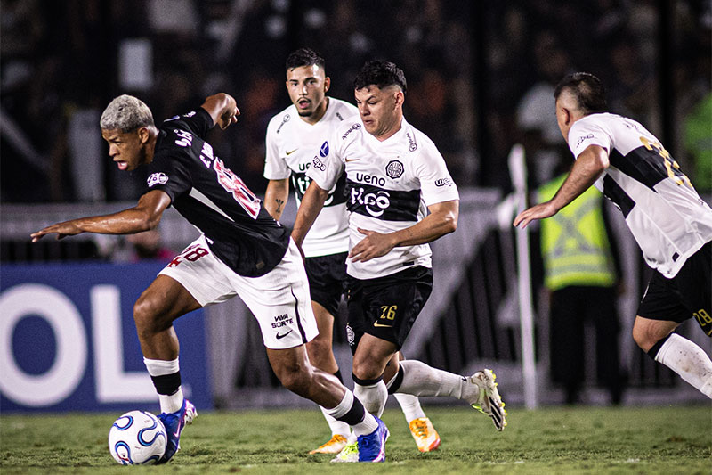 Vasco desperdiça chances e fica no empate com o Olimpia