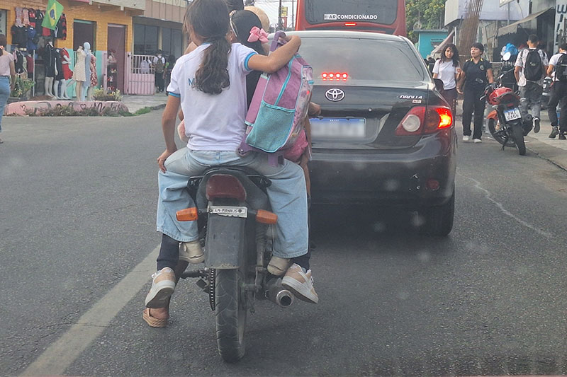 Crianças em moto. (Foto: Divulgação)