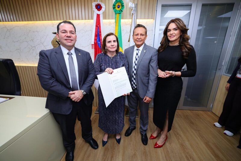 Presidente do TCE-AM entrega à Aleam projeto da data-base