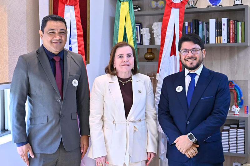 Yara Amazônia Lins recebeu Miqueias Santos na sede do TCE-AM. (Foto: Mário Freitas) TCE-AM recebe novo secretário de Meio Ambiente do Amazonas