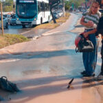 Motociclista cai em trecho danificado. (Foto: Divulgação)