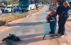 Motociclista cai em trecho danificado. (Foto: Divulgação)