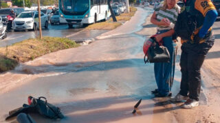 Motociclista cai em trecho danificado. (Foto: Divulgação)