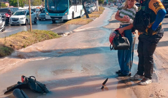 Motociclista cai em trecho danificado. (Foto: Divulgação)