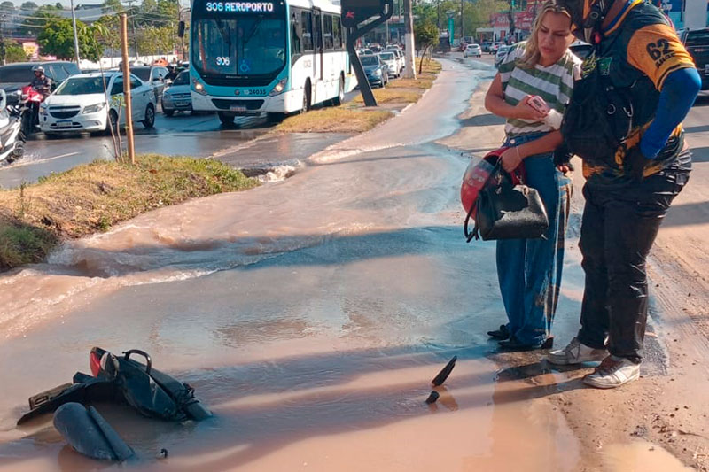 Motociclista cai em trecho danificado. (Foto: Divulgação) Vazamento abre cratera e derruba motociclista na via
