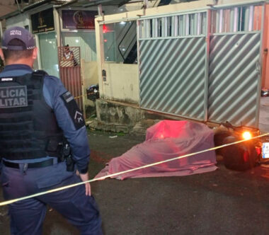Local de homicídio foi isolado pela polícia. (Foto: Divulgação)