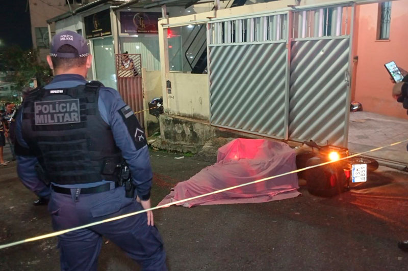 Em Manaus, homem é perseguido e morto a tiros na porta de casa
