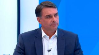Flávio Bolsonaro é cobrado por propostas e enfrenta questionamentos na Globo. (Foto: Reprodução/TV Globo)