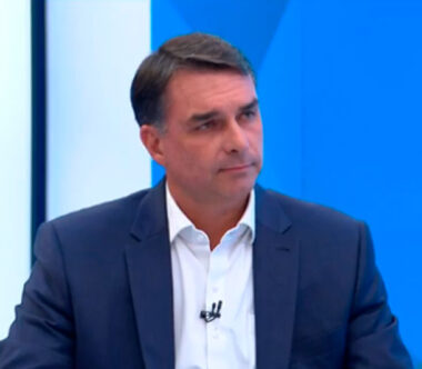 Flávio Bolsonaro é cobrado por propostas e enfrenta questionamentos na Globo. (Foto: Reprodução/TV Globo)