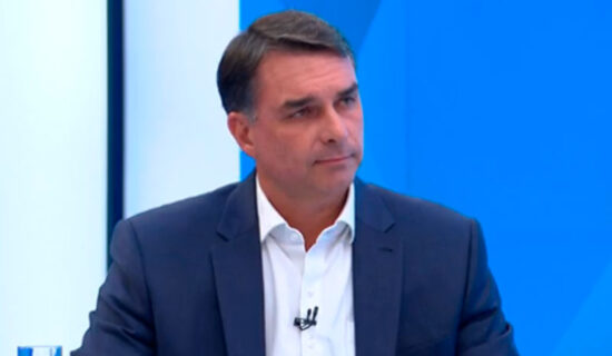 Flávio Bolsonaro é cobrado por propostas e enfrenta questionamentos na Globo. (Foto: Reprodução/TV Globo)