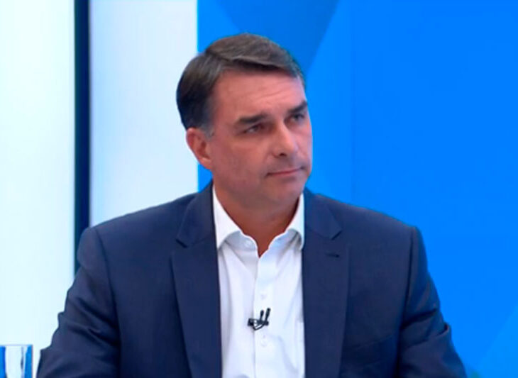 Flávio Bolsonaro é cobrado por propostas e enfrenta questionamentos na Globo. (Foto: Reprodução/TV Globo)