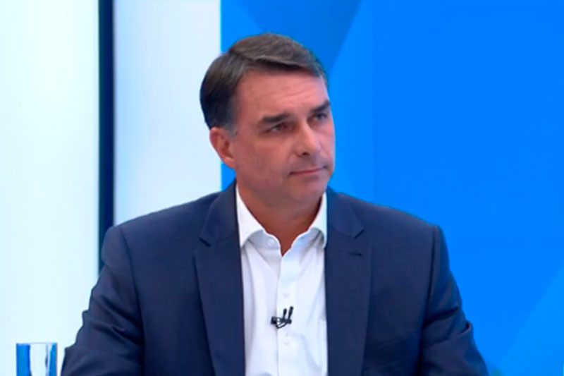 Flávio é questionado na Globo sobre propostas e polêmicas