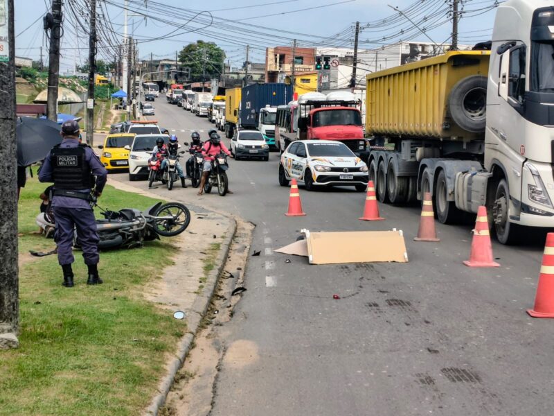 GRAVE: motociclista morre após colisão com carreta em Manaus