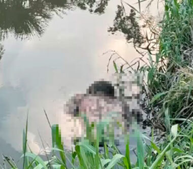 Corpo de homem em igarapé na Zona Norte de Manaus. (Foto: Reprodução)