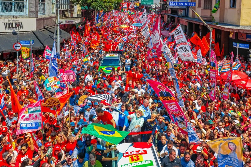 Lula ataca Bolsonaro e critica adversários em ato final