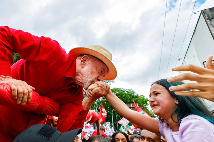Lula celebra fim da escala 6×1 em campanha em Minas Gerais
