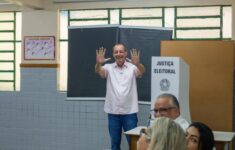 Omar Aziz vota em Manaus. (Foto: Divulgação)