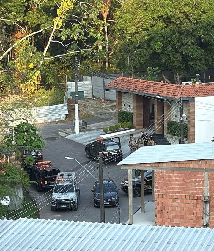 Movimentação da Polícia Federal em um residencial na Av. Torquato Tapajós (Foto: Divulgação)