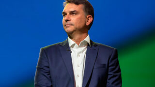 Flávio Bolsonaro deia o Brasil após derrota nas eleições 2026. (Foto: Divulgação)