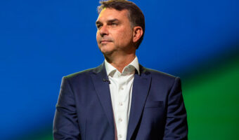Flávio Bolsonaro deixa o Brasil após derrota nas eleições 2026. (Foto: Divulgação)