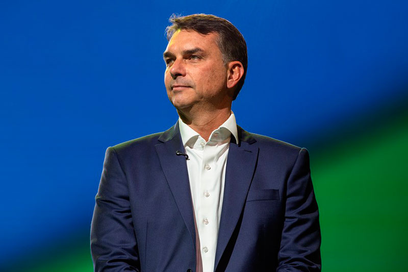Flávio Bolsonaro cruza a Argentina e segue para o Equador