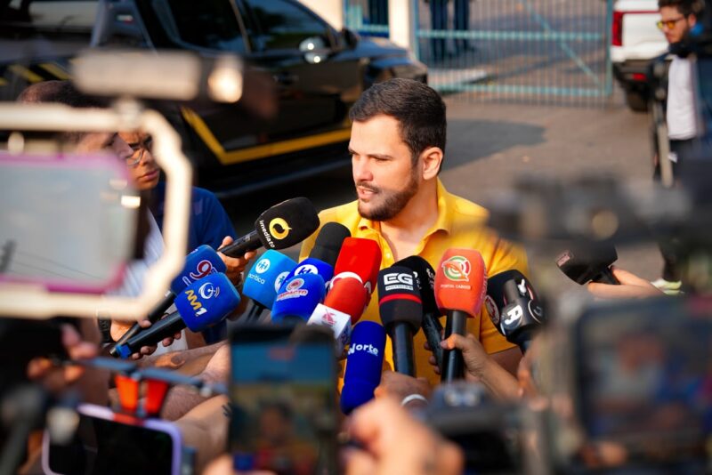 Renato Junior vota e chama eleitores às urnas em Manaus