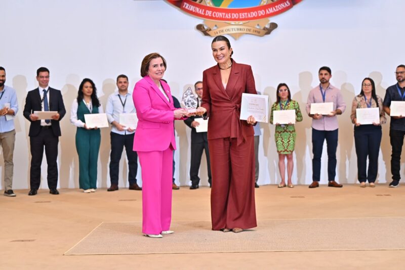 TCE-AM homenageia servidores e premia projetos nos 76 anos